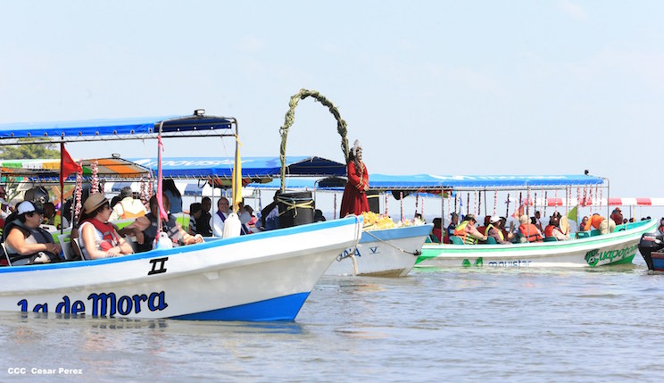 Realizan tradicional Viacrucis Acu&aacute;tico en Lago Cocibolca